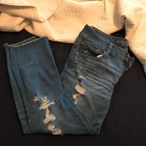 AEO DISTRESSED CROP JEANS